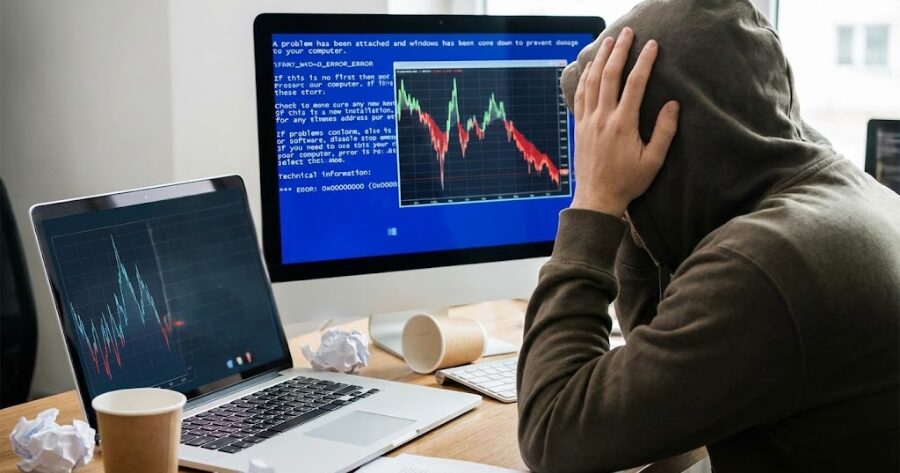 フリーズしたPC画面や、チャートが乱高下してパニックになっているイメージ画像